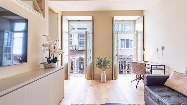 TV - Catarina 392 | Urban 1BR by LovelyStay (Porto)