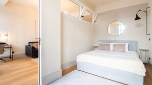 Tabla de planchar con plancha, wifi gratis y ropa de cama