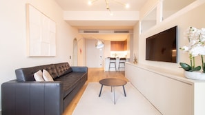 TV - Catarina 392 | Urban 1BR by LovelyStay (Porto)