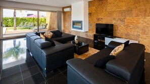 TV - Villa Marina Casa Luxuosa c/Piscina by LovelyStay (Ferragudo)