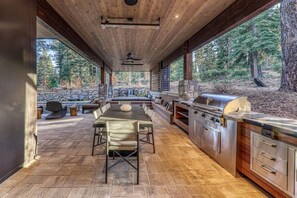 Outdoor dining - Luxury Mountain Home | Hot Tub, Fire Pit & Outdoor Living (Truckee)