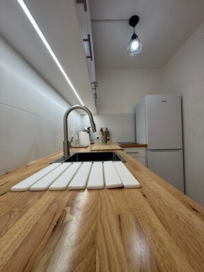 Frigorifero, microonde, forno, piano cottura