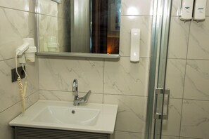 Douche, sèche-cheveux, serviettes fournies, savon