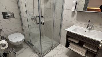 Rom – superior, byutsikt | Bad | Dusj, hårføner, tøfler og håndklær