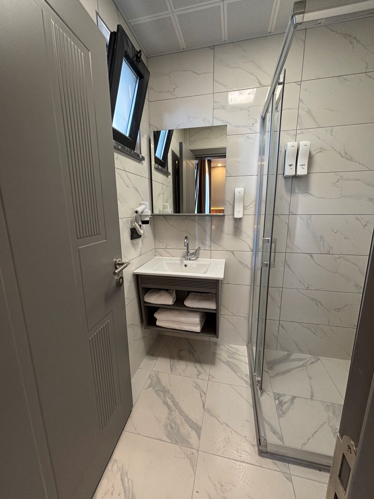 Quarto romântico, vista para a cidade | Banheiro | Chuveiro, secador de cabelo, chinelos, toalhas de banho