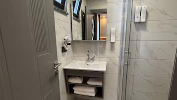 Quarto romântico, vista para a cidade | Banheiro | Chuveiro, secador de cabelo, chinelos, toalhas de banho