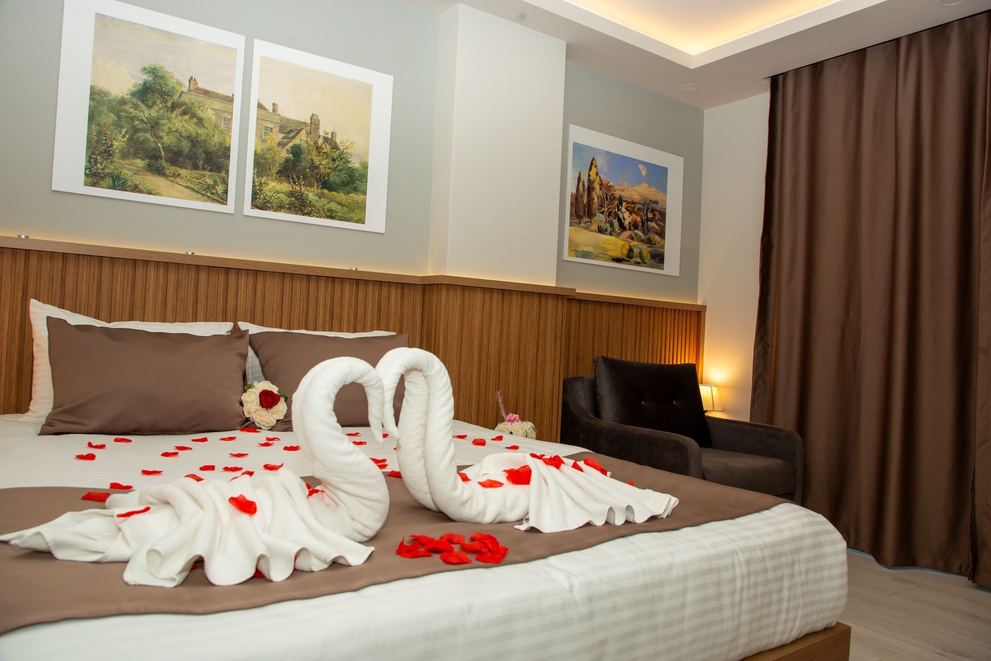 Premium bedding, minibar, free WiFi, bed sheets