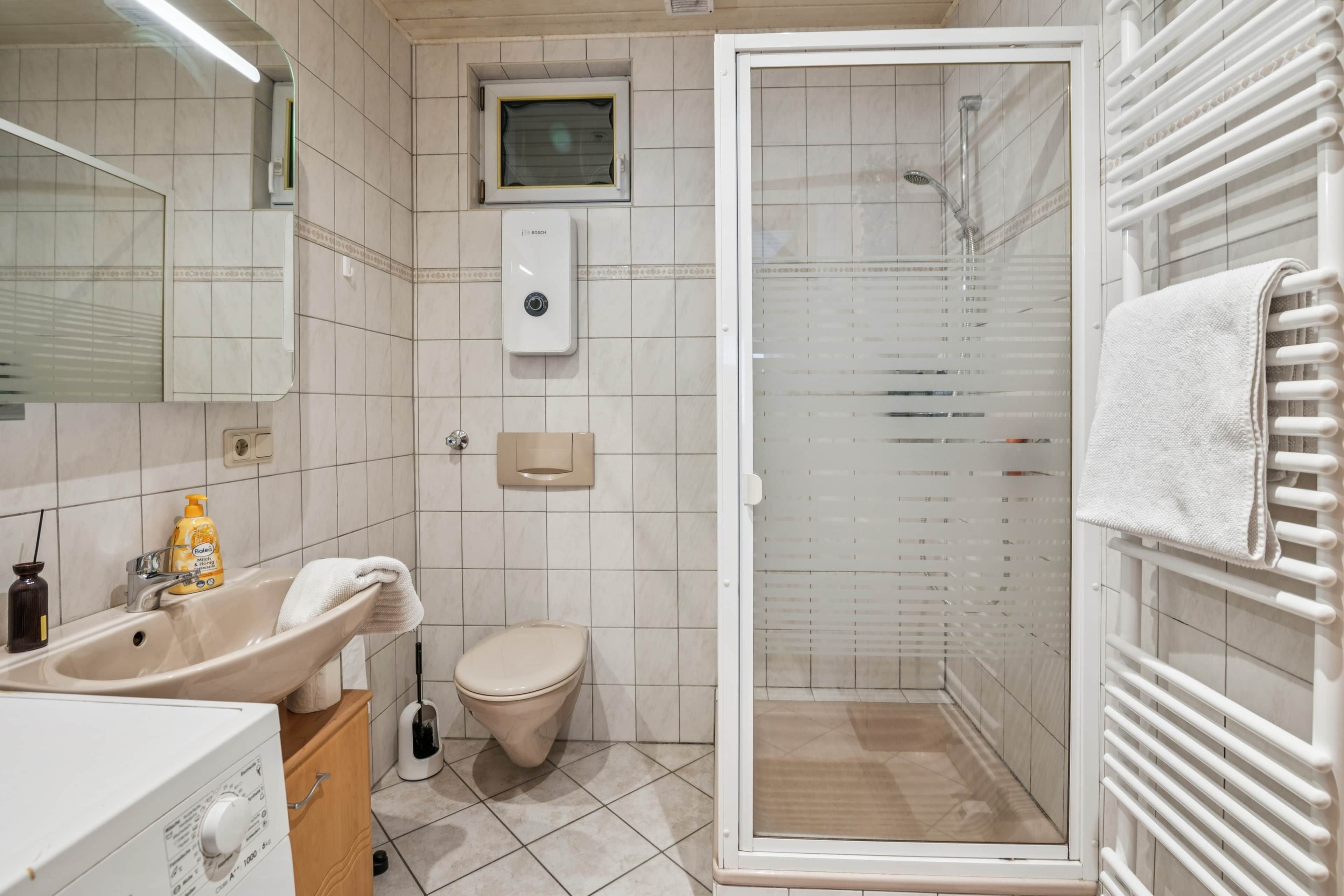 Haartrockner, Handtücher, Seife, Shampoo