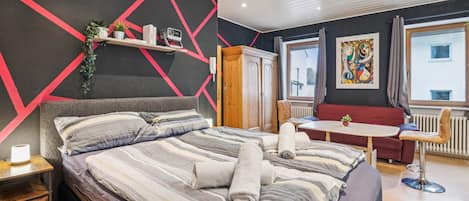 1 dormitori, caixa forta a l'habitació i planxa i posts de planxar