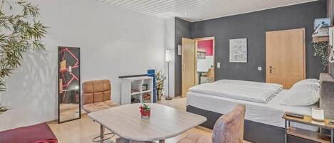 1 bedroom, in-room safe, iron/ironing board, free WiFi