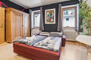 1 dormitori, caixa forta a l'habitació i planxa i posts de planxar 