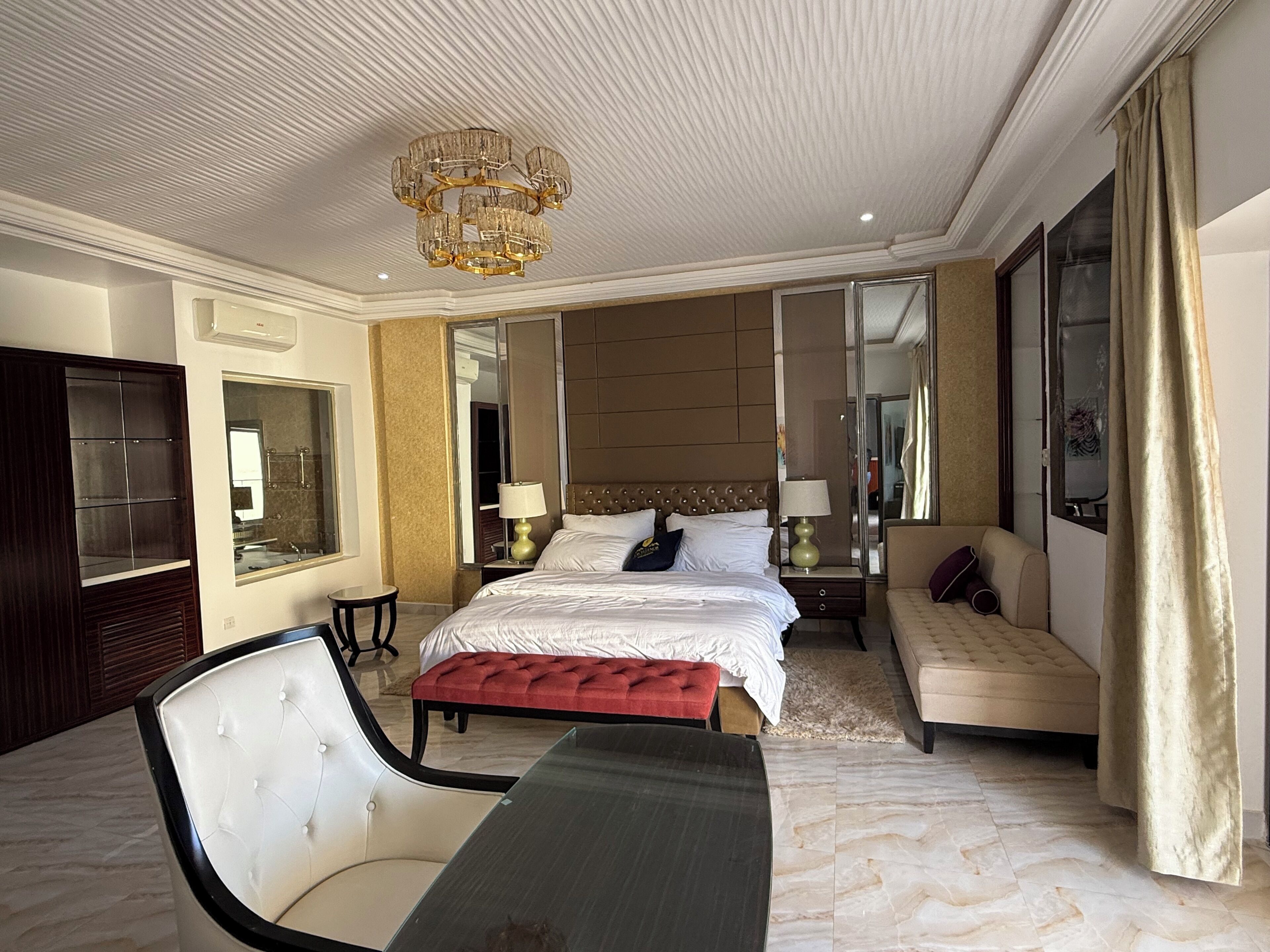 Iron/ironing board, bed sheets