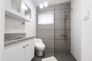 Shower, towels, toilet paper - Nice 2-bedroom apartment with AC in Playa Juan Dolio (Playa Juan Dolio)