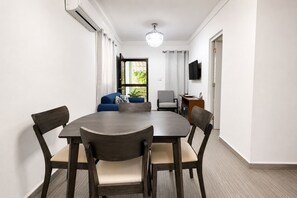 Dining - Nice 2-bedroom apartment with AC in Playa Juan Dolio (Playa Juan Dolio)