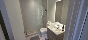 Doccia, asciugacapelli, asciugamani, shampoo