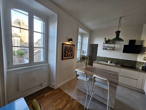 Fridge, microwave, oven, dishwasher - Bright stay in Vannes, near the port (Vannes)