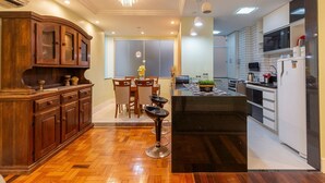 Coffee/tea maker, fridge, microwave, oven - Excellent location in Copacabana, close to the sea (Rio de Janeiro)