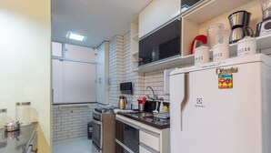 Coffee/tea maker, fridge, microwave, oven - Excellent location in Copacabana, close to the sea (Rio de Janeiro)