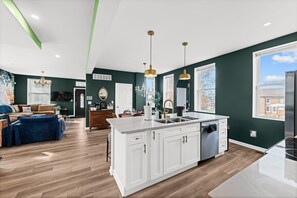 冷蔵庫、電子レンジ、オーブン、コンロ