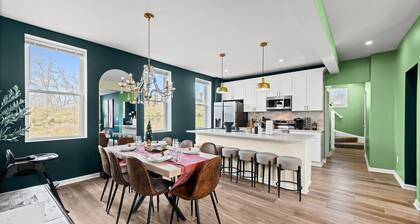 Spacious home group/family stay- hot tub, game room, fire pit -10 min to center