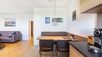 Bloc d'apartaments Deluxe, balcó, vistes al riu | Sala d'estar