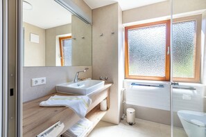 Deluxe-Apartment, Balkon, Flussblick | Badezimmer | Dusche, kostenlose Toilettenartikel, Haartrockner, Handtücher