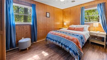 4 bedrooms, iron/ironing board, free WiFi, bed sheets