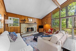 TV, fireplace - 4-bedroom cabin in beautiful Fairfield with cozy charm (Fairfield)