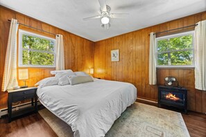 4 bedrooms, iron/ironing board, free WiFi, bed sheets