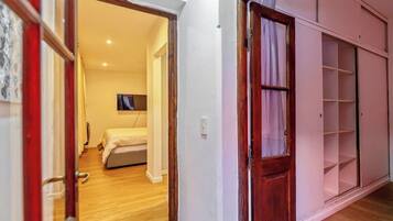 Bureau, fer et planche à repasser, Wi-Fi, draps fournis