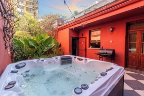 Terrace/patio - RARE Designer Loft w/ Garden, Jacuzzi & Rooftop! (DAI)