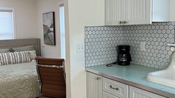 Strygejern/strygebræt, internetforbindelse, sengetøj