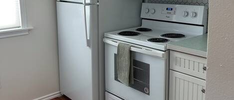 Microondas, horno, placa de cocina y lavavajillas