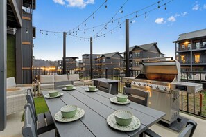 Outdoor dining - Evergreen Escape - Luxury Rooftop - Indoor Pool - Home Theater - Game Rooms (Sevierville)