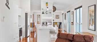 Bright 3-bed Home in Leafy Annerley
