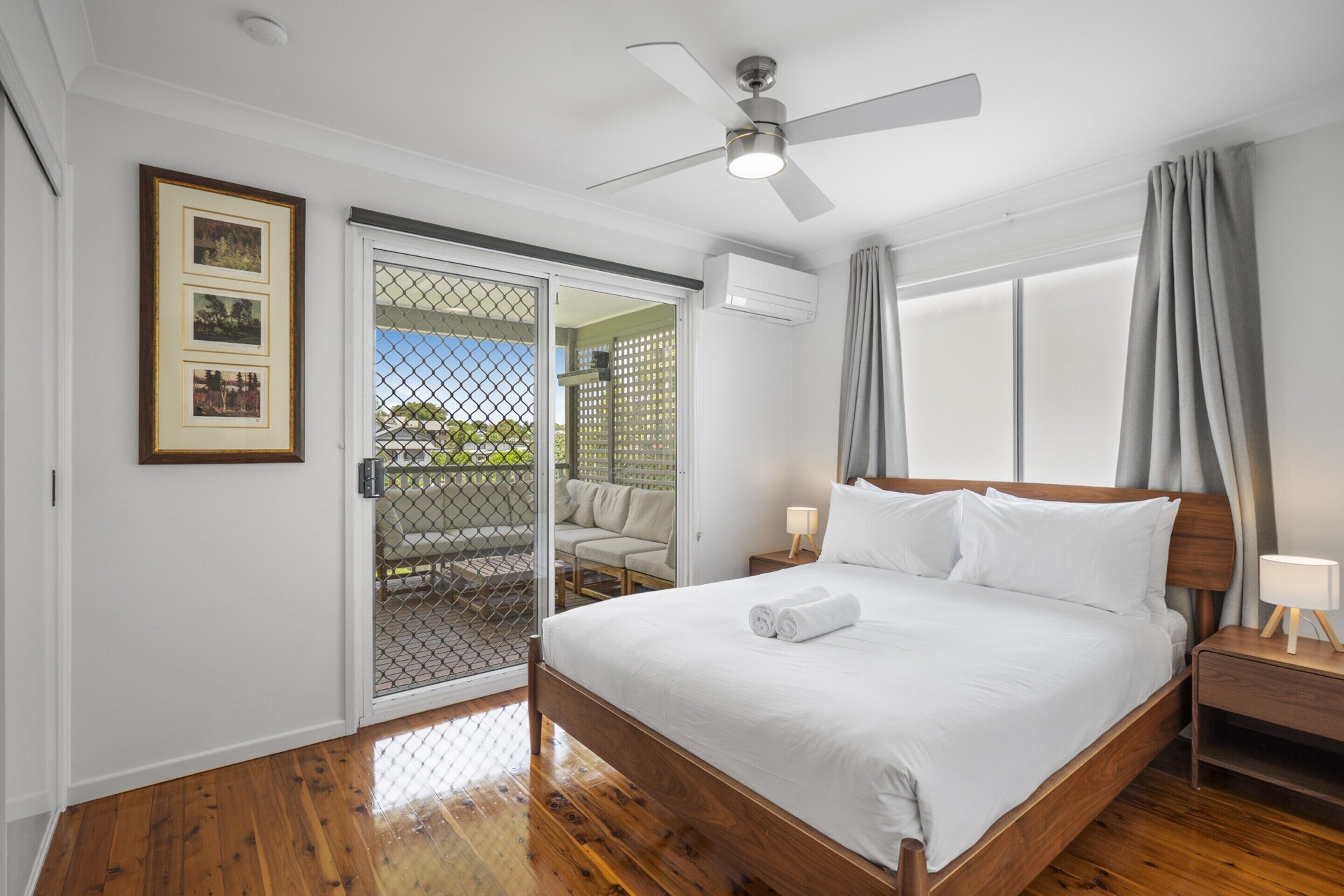 3 bedrooms, laptop workspace, bed sheets