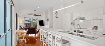 Bright 3-bed Home in Leafy Annerley