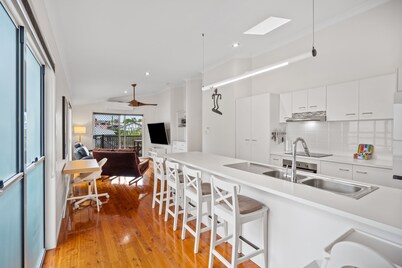 Bright 3-bed Home in Leafy Annerley