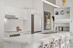 Apartment | Private kitchen - Bright 3-bed Home in Leafy Annerley (Brisbane)