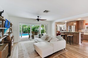 TV - Sunny Deerfield Beach Oasis w/ Pool & Canal Views (Deerfield Beach)