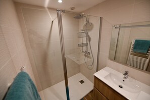 SĂšche-cheveux, serviettes fournies, savon, papier toilette