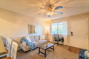 Smart TV, books - The Heart of Tempe! Pool, Gym, Laundry, & More! (Tempe)