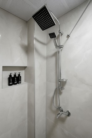 Douche, sĂšche-cheveux, serviettes fournies, savon