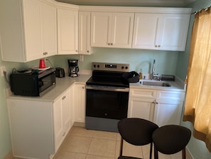 Microwave, oven, stovetop - Perfect 1-bedroom apartment with AC in sunny Clearwater (Clearwater)