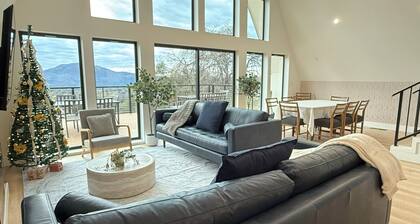 New Construction - A-frame - Hot Tub - High End - EV Charger - VIEWS!!