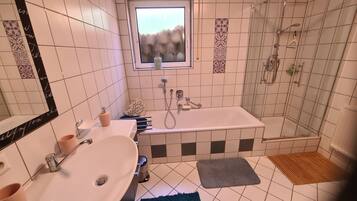 Hiustenkuivaaja, pyyhkeet, saippua, vessapaperi