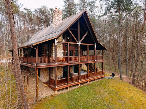 Gray Wolf Lodge | Hocking Hills, Luxury Log Cabin
