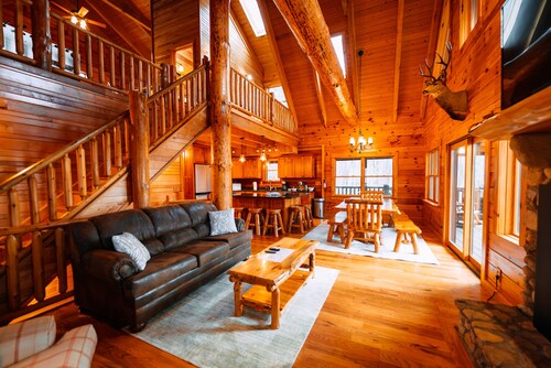 Gray Wolf Lodge | Hocking Hills, Luxury Log Cabin