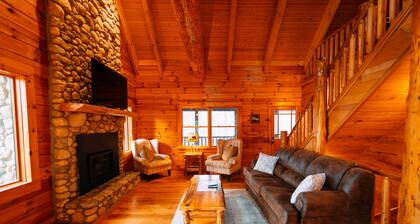 Gray Wolf Lodge | Hocking Hills, Luxury Log Cabin