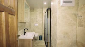 Condo, City View | Bilik Mandi | Pengering rambut, selipar, tuala disediakan, sabun